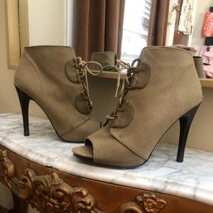 Canvas Army Green Elle Heels.  Size 8.